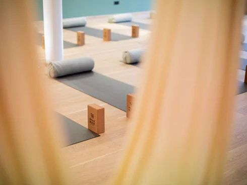 Ihr Hotel im Dahner Felsenland: Pfalzblick Wald Spa Resort Yoga-Matten mit Blöcken und Kissen in einem ruhigen Übungsraum