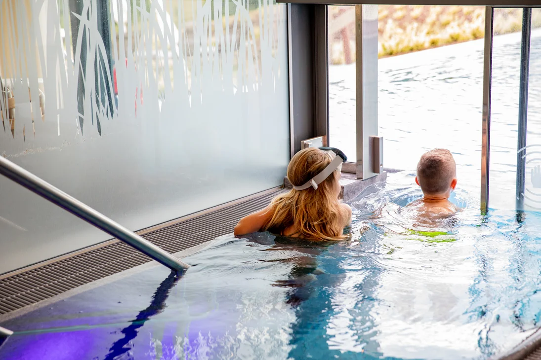 Ihr Hotel im Dahner Felsenland: Pfalzblick Wald Spa Resort Kinder im Schwimmbad steigen ins Außenbecken ein