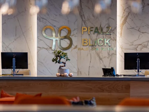 Blog – Neuigkeiten aus dem Pfalzblick Wald Spa Resort Rezeptionsbereich des Hotels Pfalzblick Wald Spa Resort mit stilvoller Inneneinrichtung