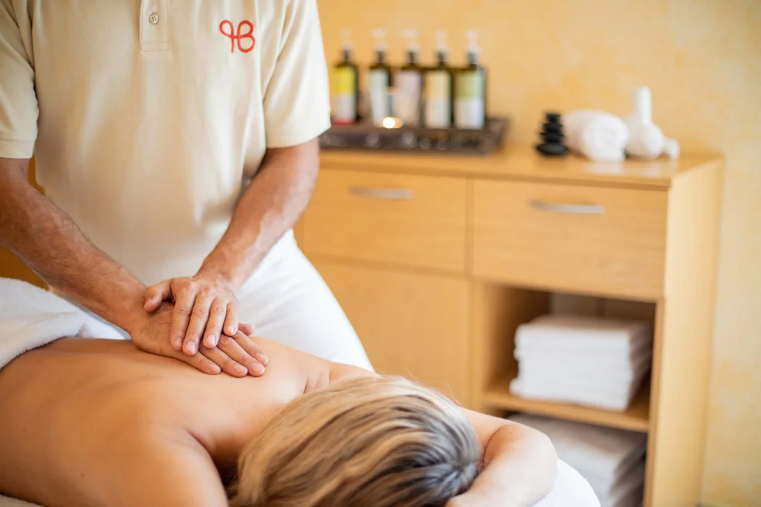 Ihr Hotel im Dahner Felsenland: Pfalzblick Wald Spa Resort Mann gibt einer Frau eine Rückenmassage in einem Spa-Raum