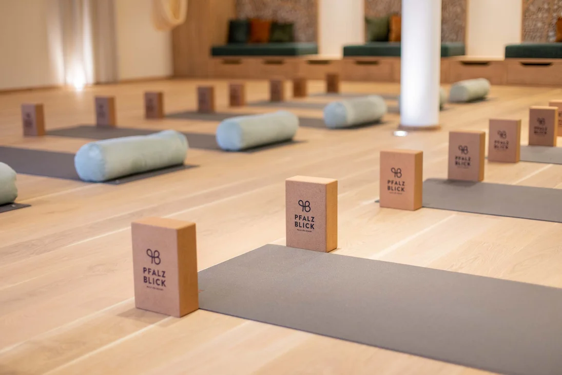 Ihr Hotel im Dahner Felsenland: Pfalzblick Wald Spa Resort Yoga-Matten mit Blöcken und Zylindern in einem hellen Raum