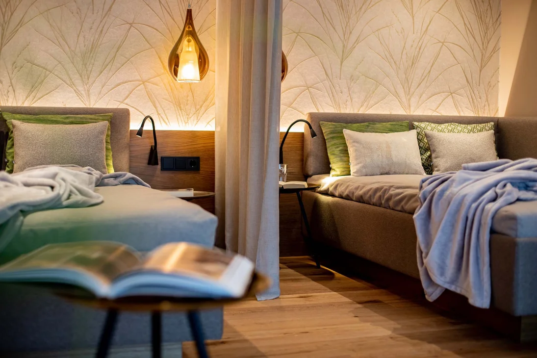 Ihr Hotel im Dahner Felsenland: Pfalzblick Wald Spa Resort Gemütliche Sitzecke mit Kissen, Decken und dekorativer Beleuchtung