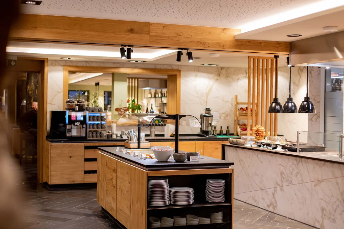 Ihr Hotel im Dahner Felsenland: Pfalzblick Wald Spa Resort Modernes Buffet mit Holzfronten und beleuchteten Theken