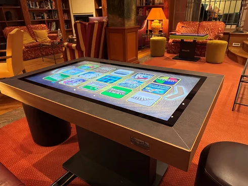 Ihr Hotel im Dahner Felsenland: Pfalzblick Wald Spa Resort Interaktiver Spieltisch mit digitalen Spielen in gemütlicher Bibliothek