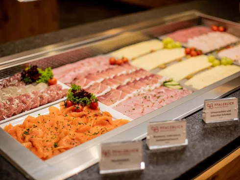 Blog – Neuigkeiten aus dem Pfalzblick Wald Spa Resort Auswahl an verschiedenen Wurst- und Käsesorten in einer Vitrine