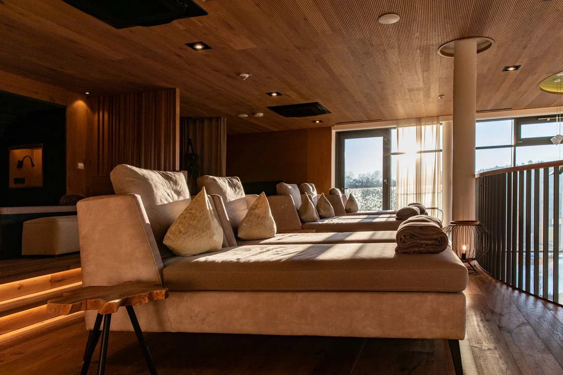 Ihr Hotel im Dahner Felsenland: Pfalzblick Wald Spa Resort Gemütliche Lounge mit bequemen Sofas und Kissen mit Tageslicht
